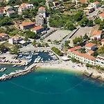Апартаменты Charming In With Sea View - 45 M² Слатине